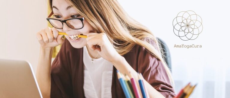 Donna che morde la matita davanti al pc per combattere lo stress