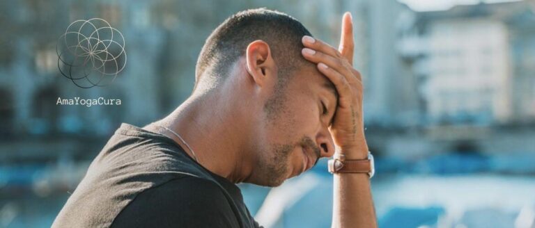 Uomo con la testa tra le mani: non conosce le cause del suo stress