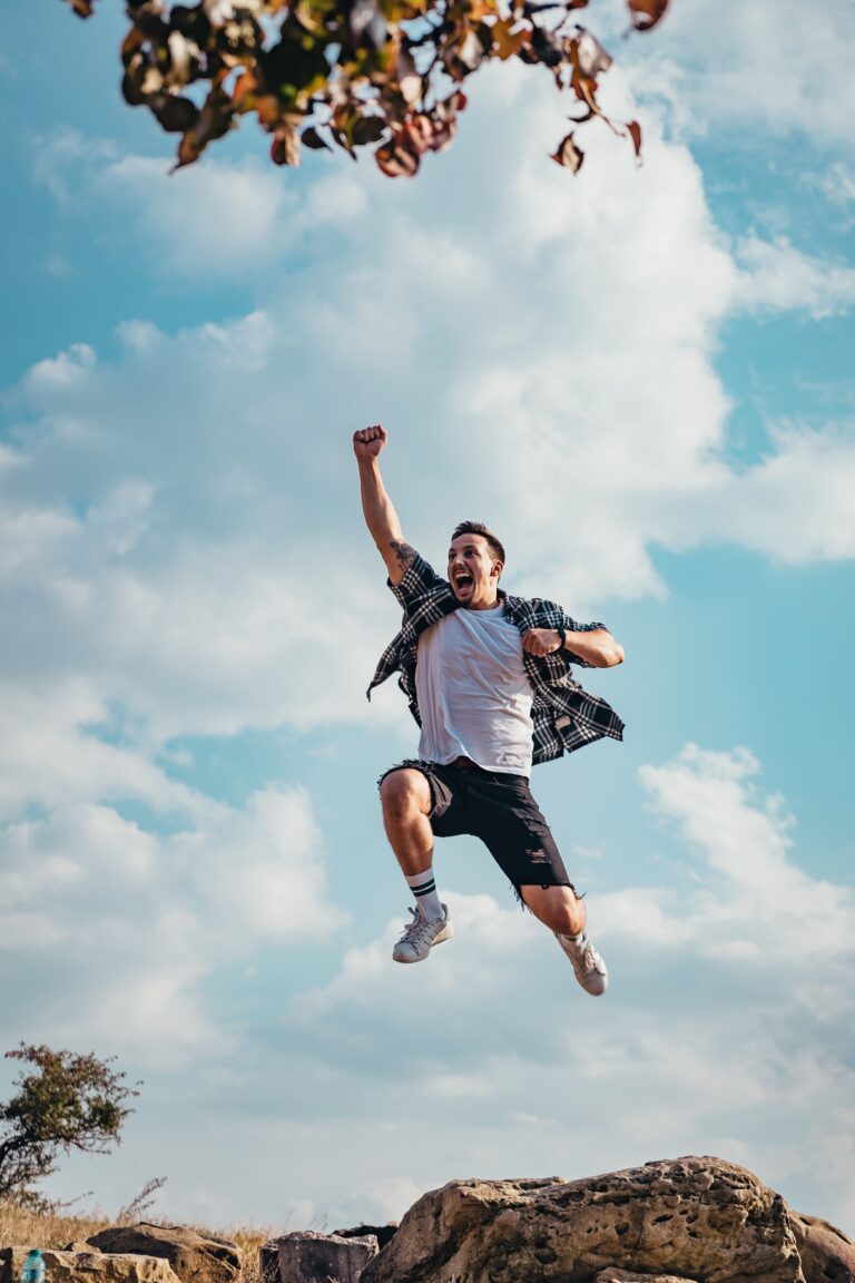 Uomo che fa un grande salto verso l'altro pieno di energia