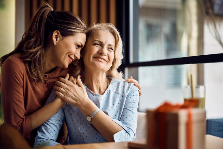 Mamma e figlia che si tengono la mano a simbolo della capacità di migliorare le relazioni con gli altri